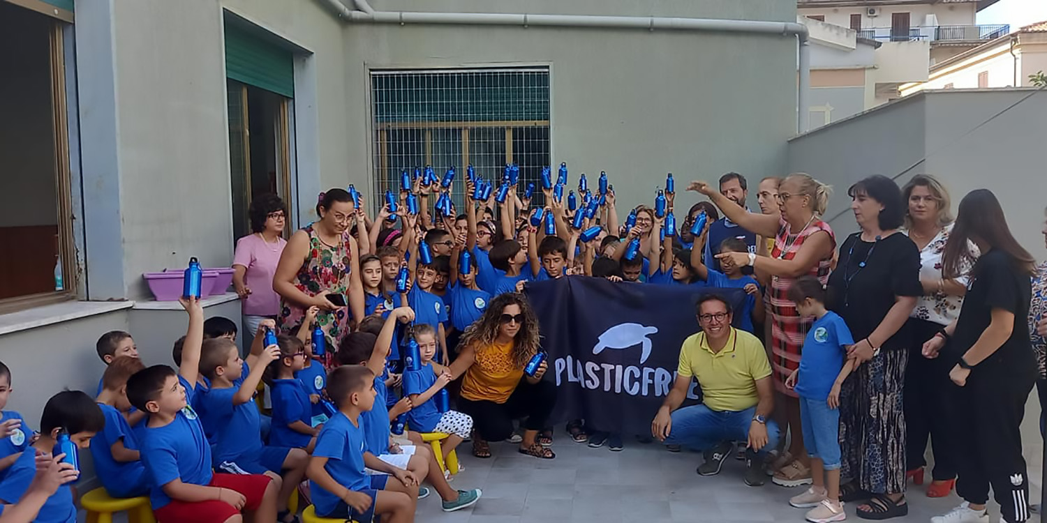 Scuole 'plastic free' a Ponsacco: oltre 1800 studenti ricevono le nuove  borracce